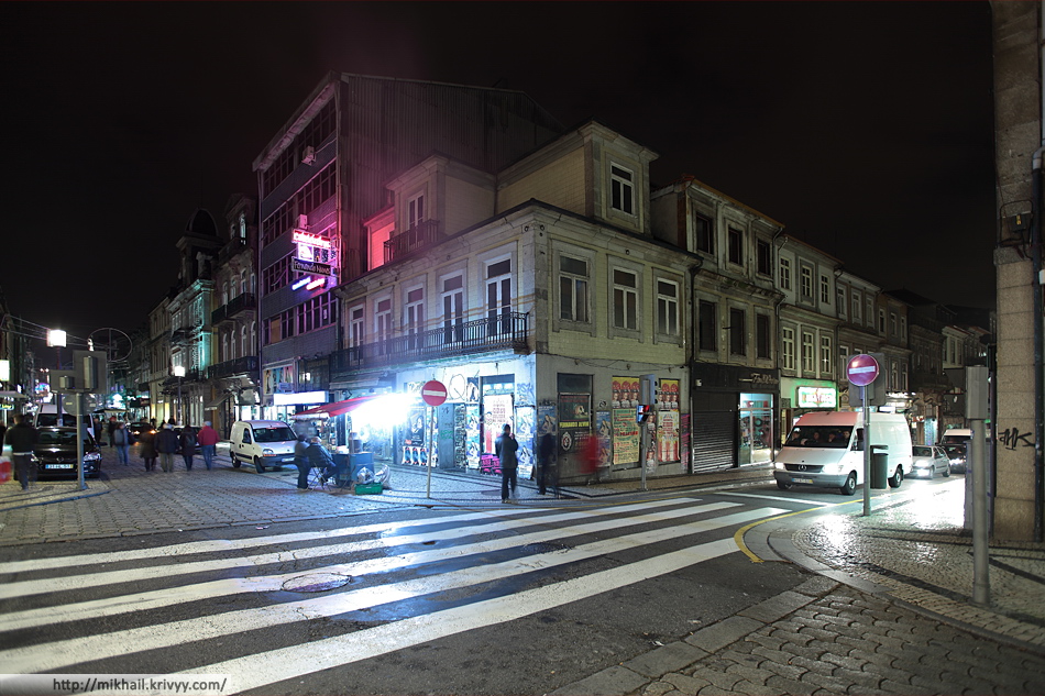 Пешеходная улица - Rue de Santa Catarina. Каштановая жаровня с дымом и запахом.