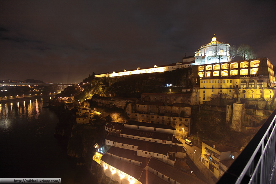 Mosteiro da Serra do Pilar (то что сверху) и заброшенные склады (то что снизу). Вид с моста Дона Луиша.