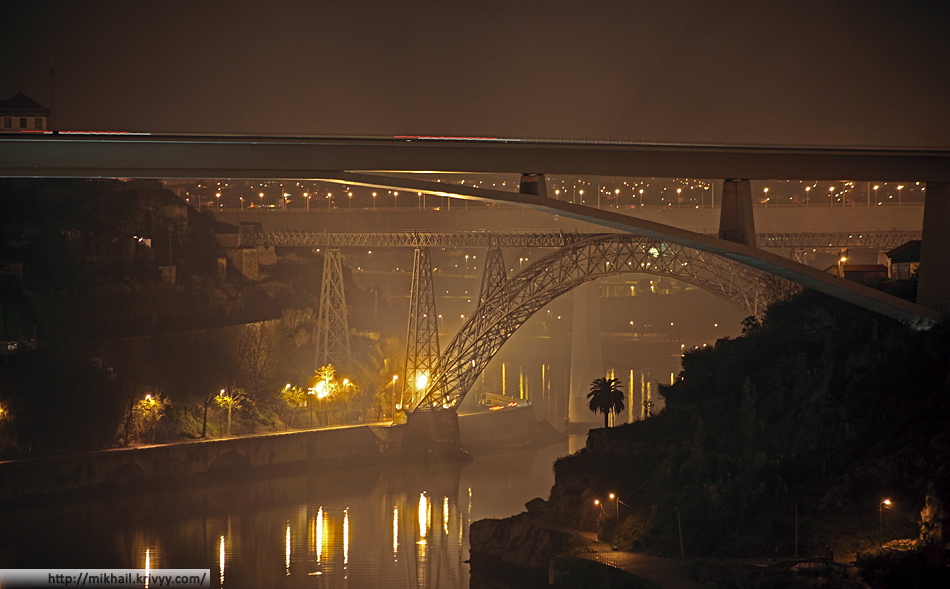 Три моста. От ближнего к дальнему - Ponte Infante Dom Henrique (автомобильный, по две полосы в каждую сторону), Понте-де-Дона-Мария-Пиа (железнодорожный, закрыт в 1991) и новый железнодорожный мост (два пути, скоростное движение). Снято с моста Понте-де-Дон-Луиш.