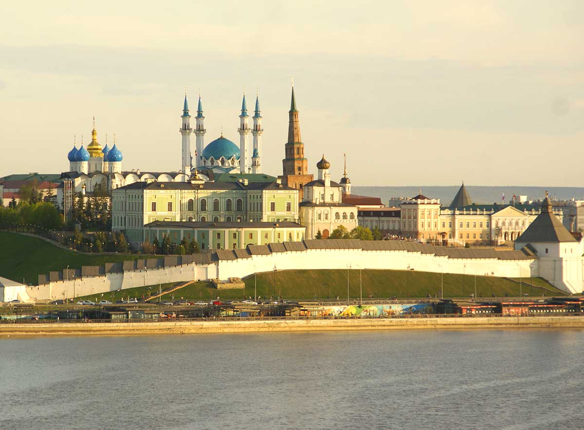 Покажи казань. Городской округ город Казань. Казань Кремль Камал. Городской округ город Казань достопримечательности Кремль. Вид на Кремль с воды Казань.