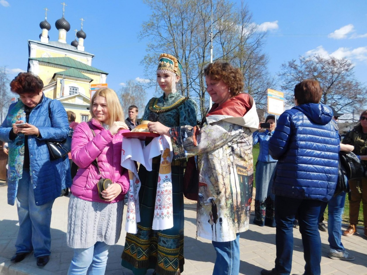 Ярославль углич сегодня. Матушка Волга Углич. Углич город население. Туристы в Угличе. Жители Углича.