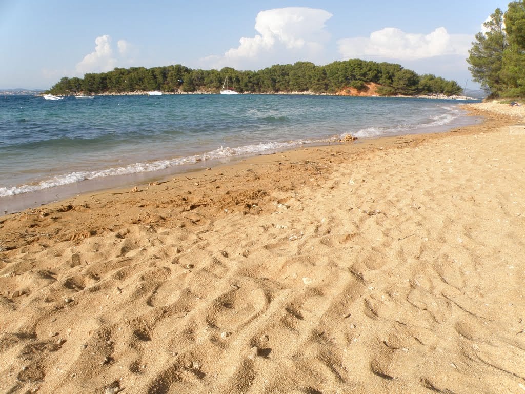 Берег рядом. Песчаный пляж Аполло. Сулавеси пляжи песчаннве. Красивое озеро с песчаным пляжем. Песчаный пляж парк.