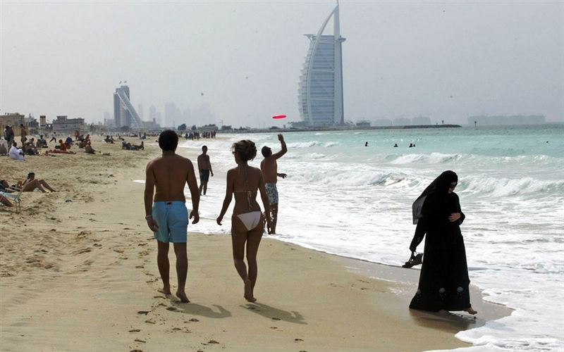 можно ли одевать купальник на пляже в ОАЭ