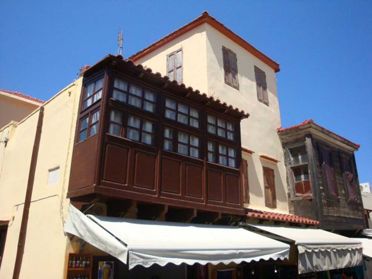 Дома с балконами в турецком квартале Старого горда острова Родос