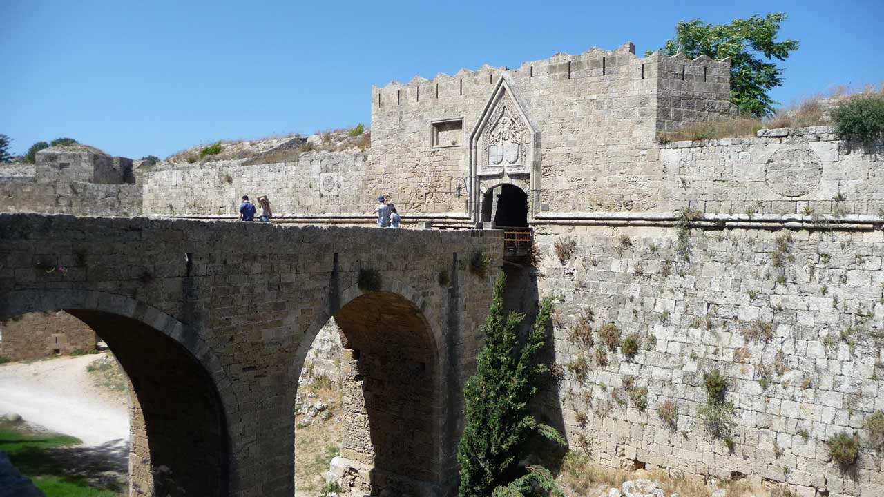 Мост над рвом старого города острова Родос