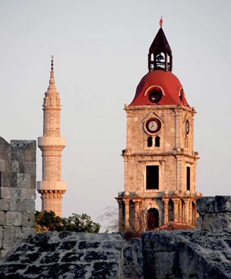 Часовая башня и минарет в Старом городе на острове Родос