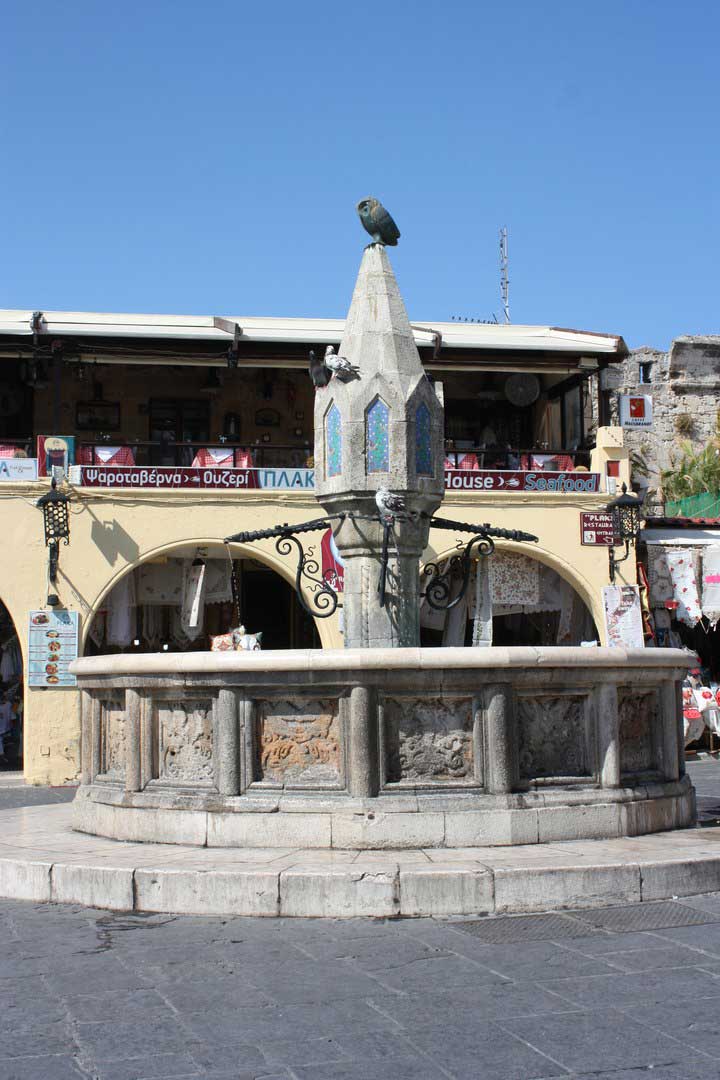 Фонтан на площади Гиппократа в Старом городе на острове Родос