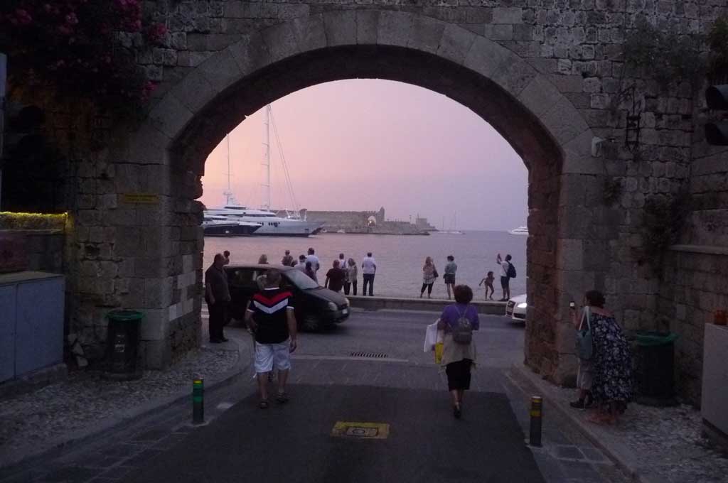 Ворота Богородицы в гавань Колона в Старом городе на острове Родос