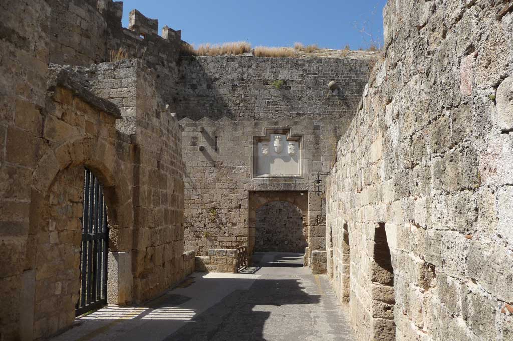 Один из маленьких входов в Старый город острова Родос