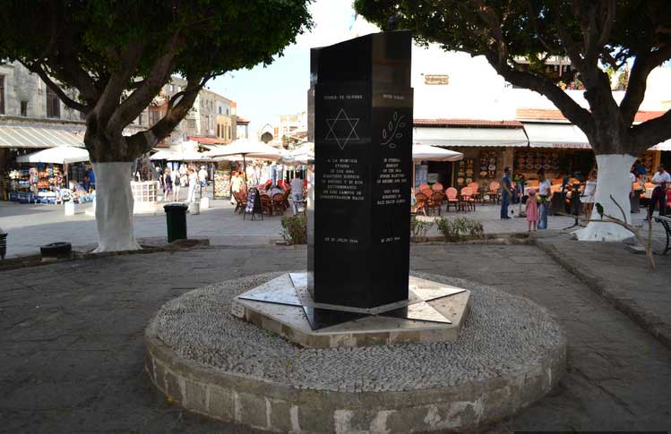 Монумент на площади Еврейских мучеников в Старом городе на острове Родос
