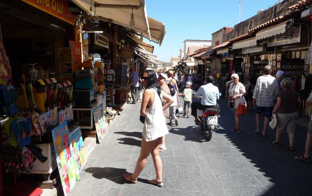 Торговая улица Сократа строго горда острова Родос