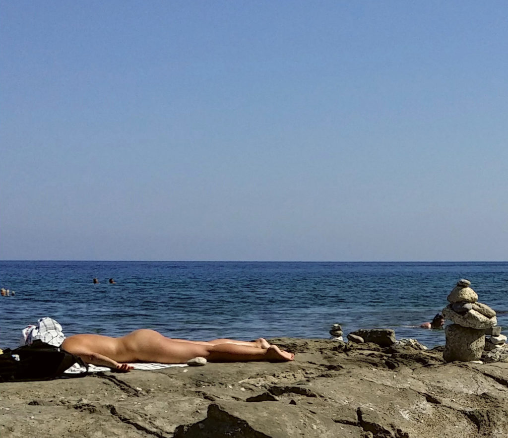 Нудистка на пляже Мандомата в Фалираки
