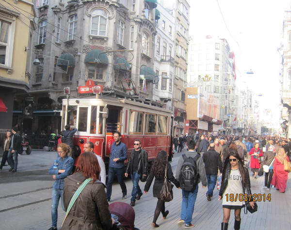 Опасно сейчас ехать в турцию. Стамбул в одиночку девушке в ноябре. Безопасно ли ехать в Стамбул сейчас ?. Когда лучше ехать в Стамбул. Безопасно ли на площади Таксим снять девушку.