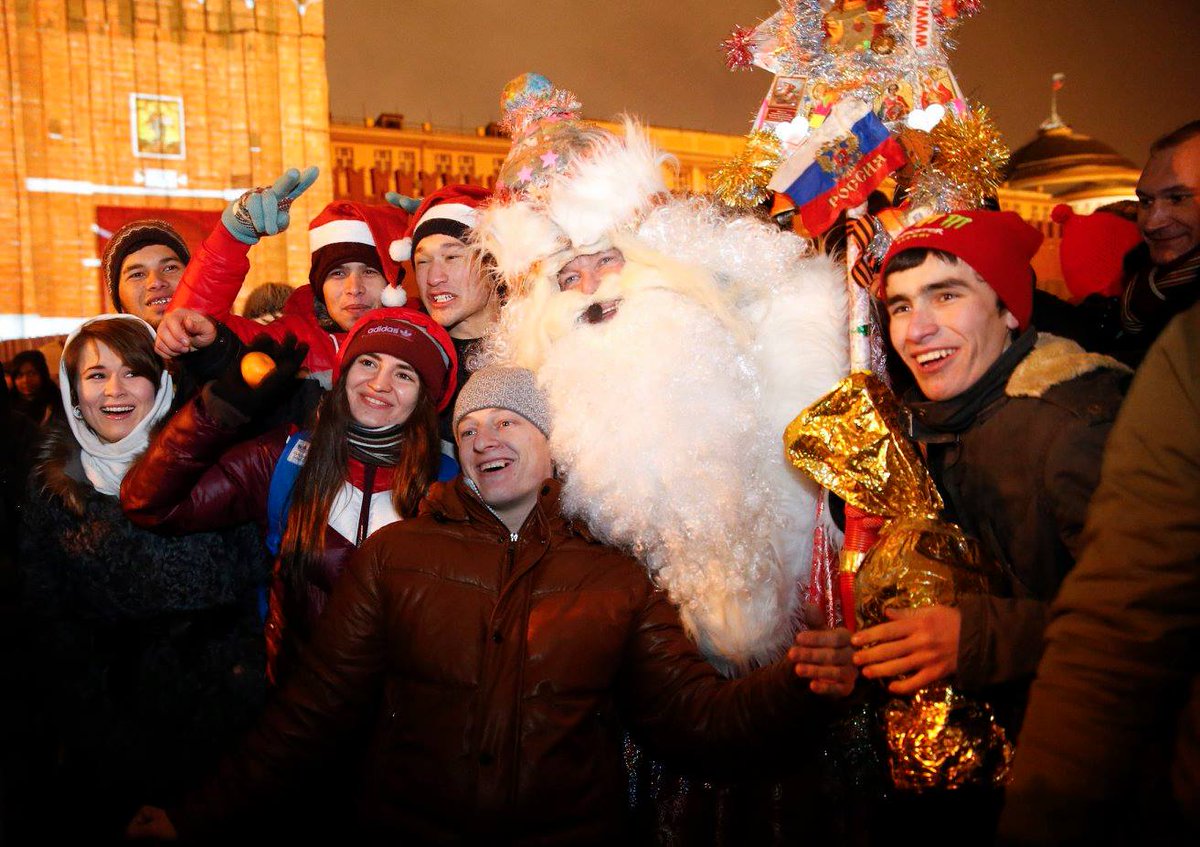 Кто раньше встречает новый год. Празднование нового года. Праздник новый год в России. Россияне отмечают новый год. Новый год празднование в России.