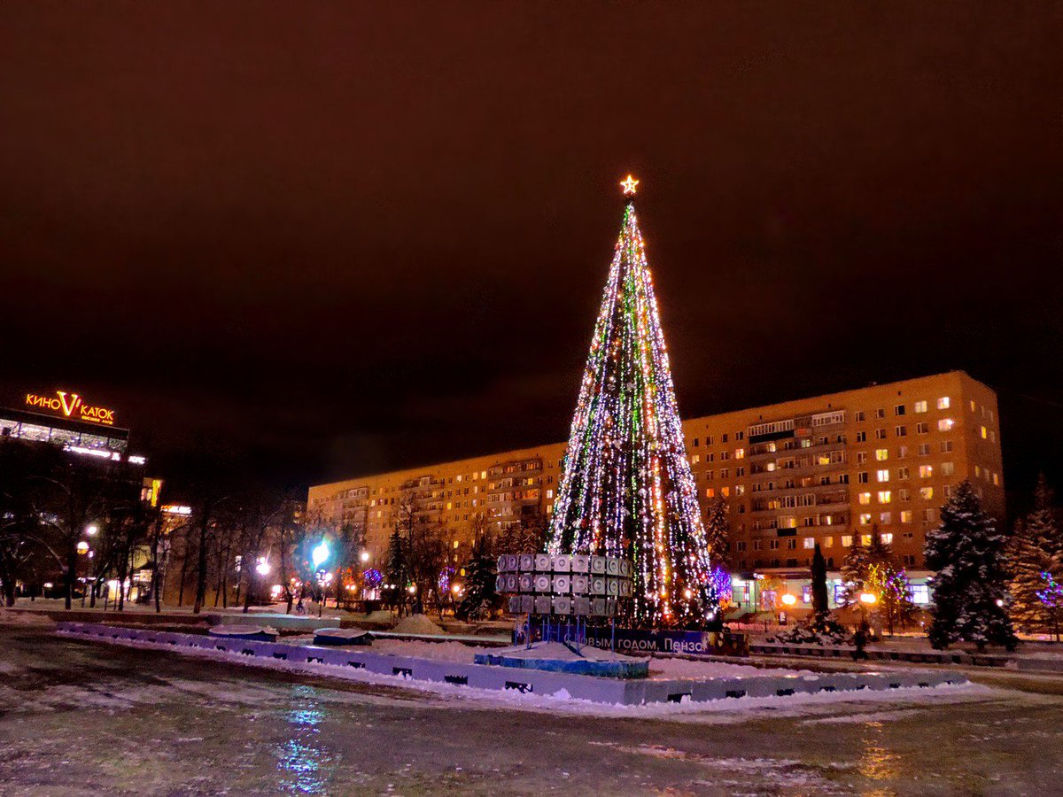 Пенза новогодняя. Зимняя Пенза. Пенза зима площадь. Пенза улица Московская елкам. Пенза зимой.