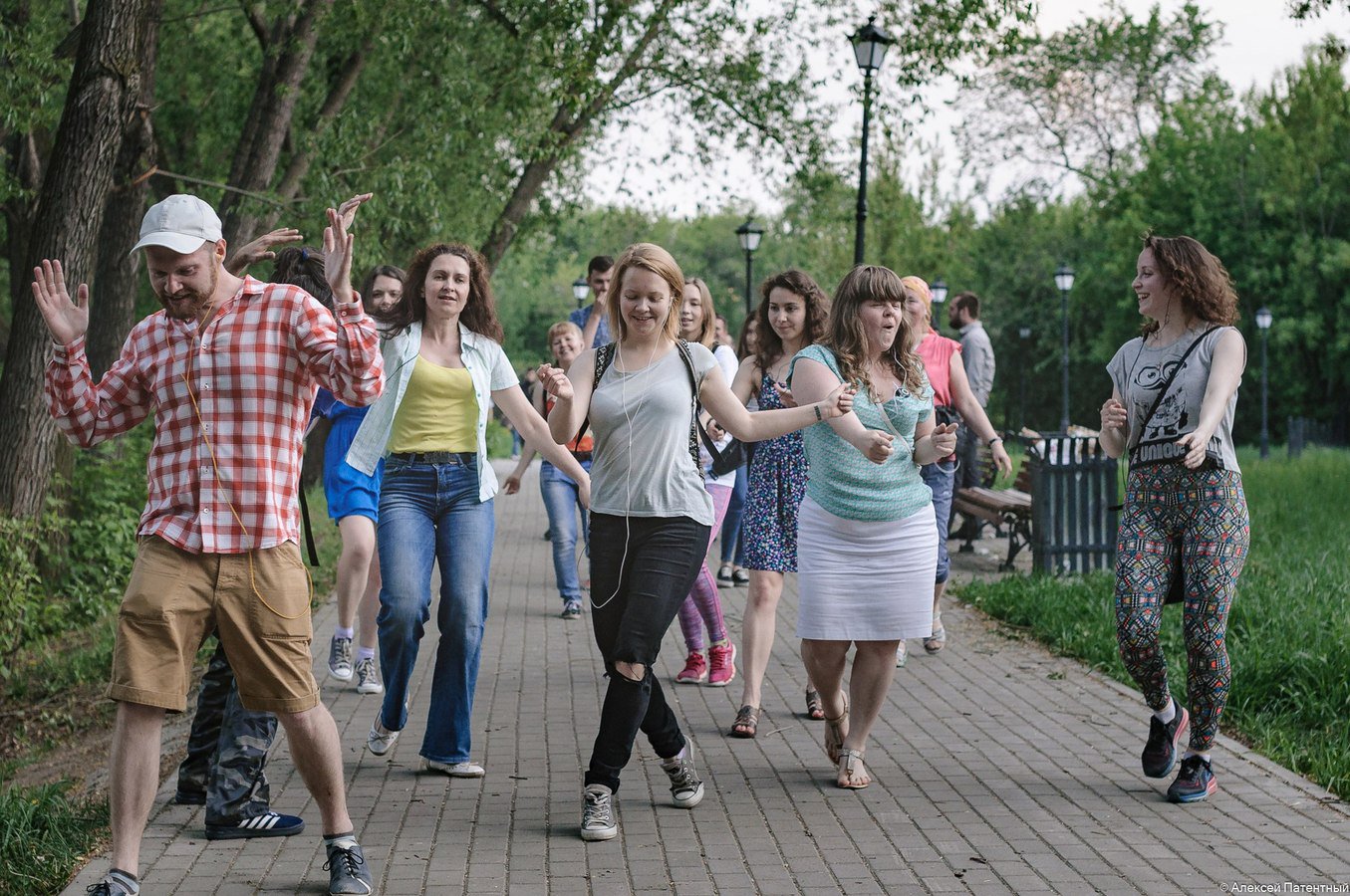 Куда сходить компанией. Dance Walking. Танцевальная прогулка. Dance Walking танцевальная прогулка. Танцевальная прогулка в наушниках.