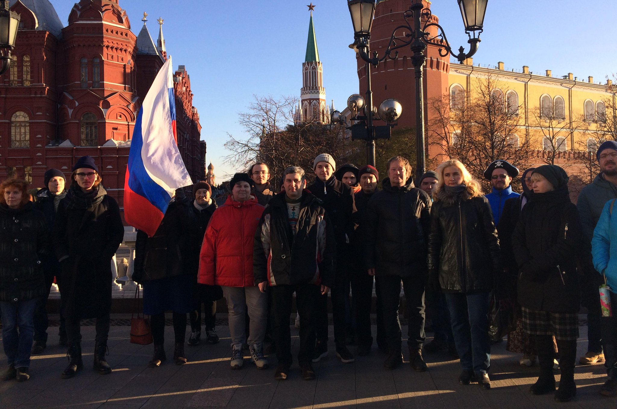 Проводить москва. Прогулки свободных людей Москва. Свободные люди Москва. Триумфальная площадь прогулка свободных людей. Свободные люди России.