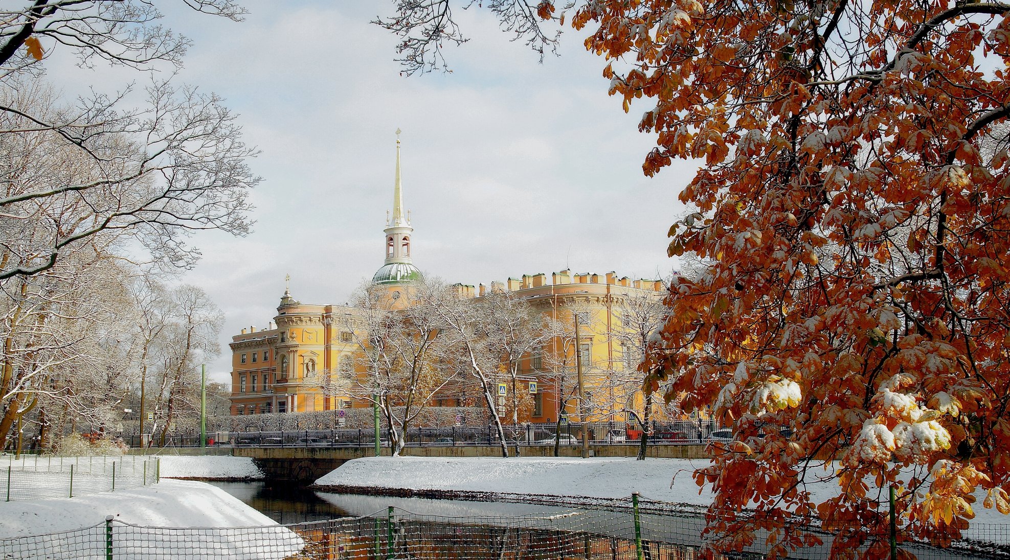 Также в ноябре. Михайловский замок в Санкт-Петербурге осенью. Питер осенью Михайловский замок. Петербург осень Михайловский замок. Михайловский инженерный замок в Санкт-Петербурге осень.