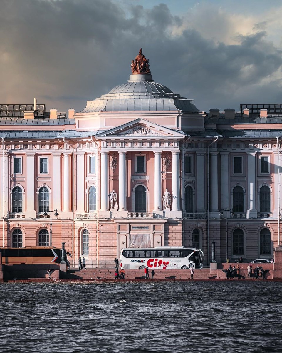 Санкт петербург сооружения. Академия художеств в Санкт-Петербурге. Здание Академии художеств в Санкт-Петербурге. Академия Репина Санкт-Петербург. Императорская Академия художеств в Санкт-Петербурге.