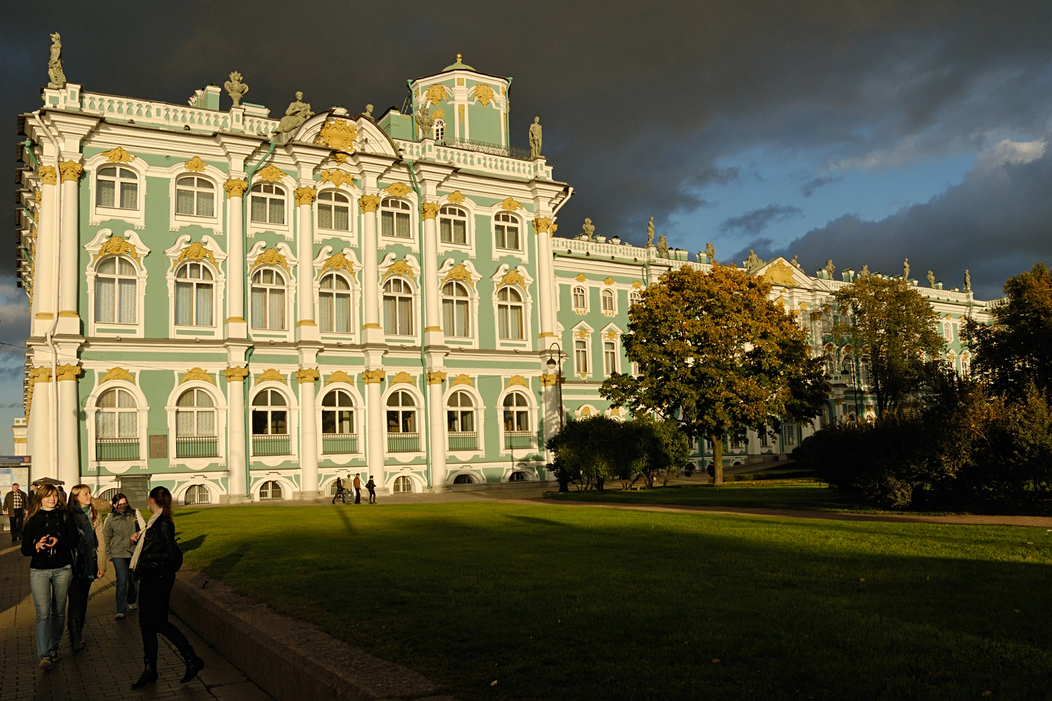 Сайт эрмитажа в санкт петербурге. Здание Эрмитажа в Санкт-Петербурге. Санкт-Петербург осенью Эрмитаж. Здание напротив зимнего дворца в Санкт-Петербурге. Эрмитаж здание.