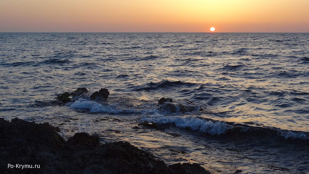 Грустили волны в черном море руки вверх. Моря около черного моря. Глубокое черное море. Черное море оттенки. Море черного цвета.