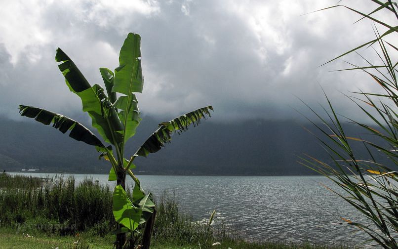 Озеро Братан в Индонезии