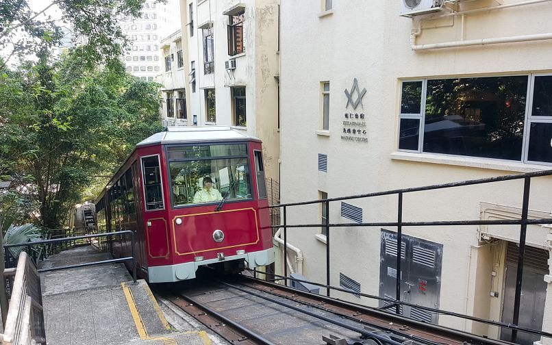 Знаменитый трамвай-фуникулер в Гонконге