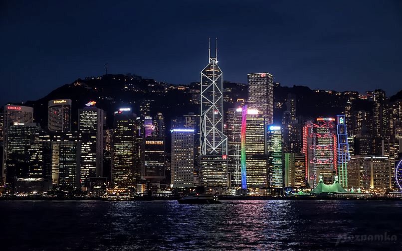 Вид на небоскребы с аллеи звезд в Гонконге