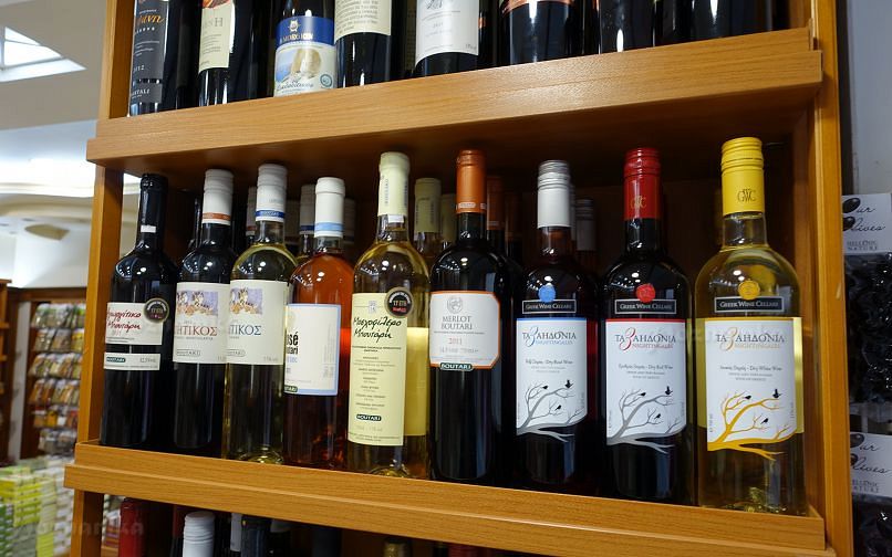 Греческие вина в сувенирной лавке