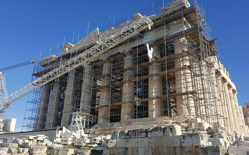 Существует шутка, что строительный кран рядом с Парфеноном стоит так давно, что скоро сам станет объектом ЮНЕСКО