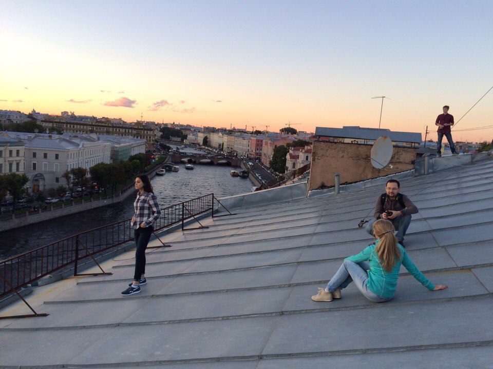 Петербург подростки. Фейгин крыши Питера. Фотосессия на крыше. Гулять по крышам. Прогулки по крышам.