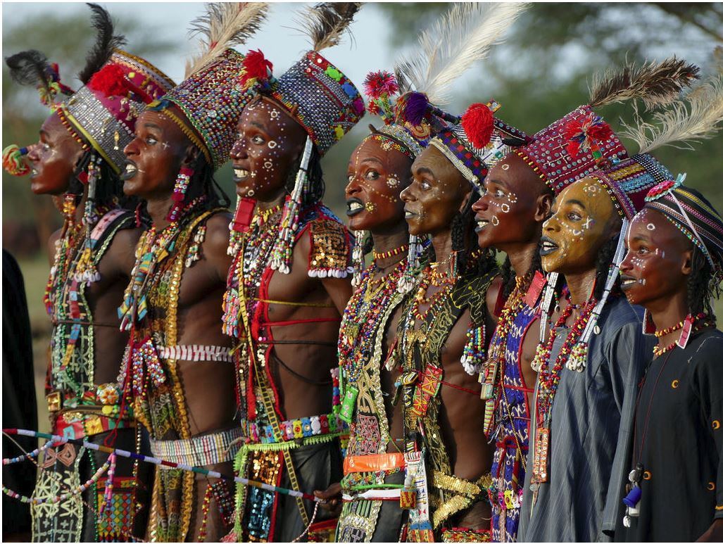 Мужчина женщина в племени. Женщины племя Водаабе Африка. Африканское племя Водаабе. Нигерия племя Водаабе танцы. Племя баруйя.