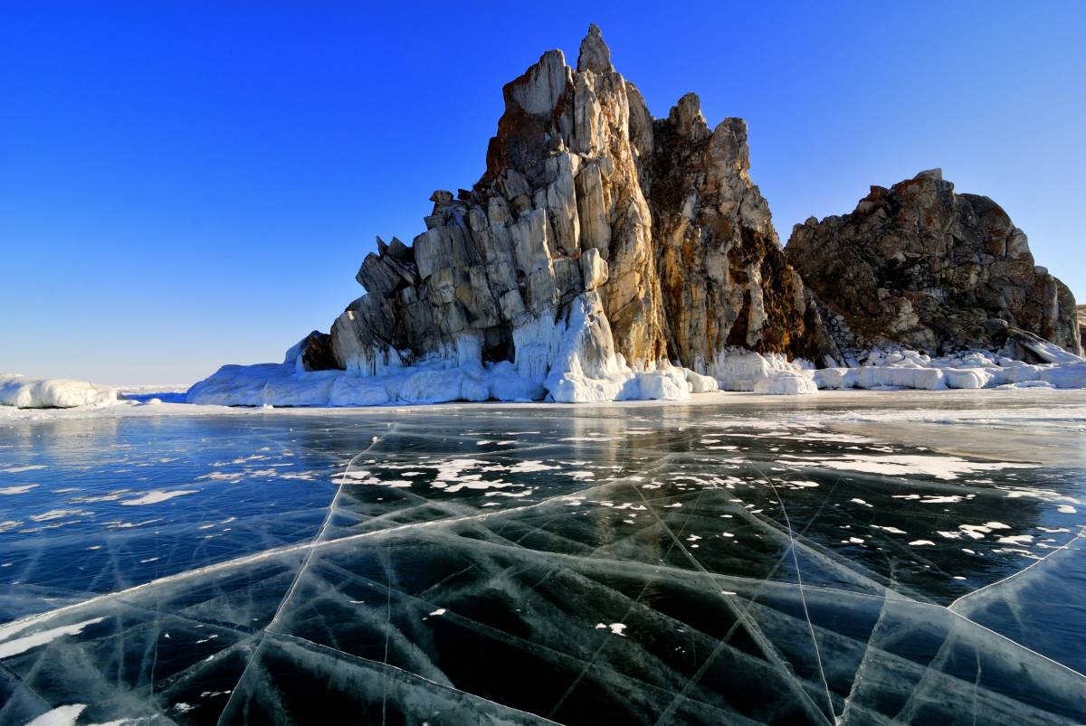 Фото озера Байкал зимой.