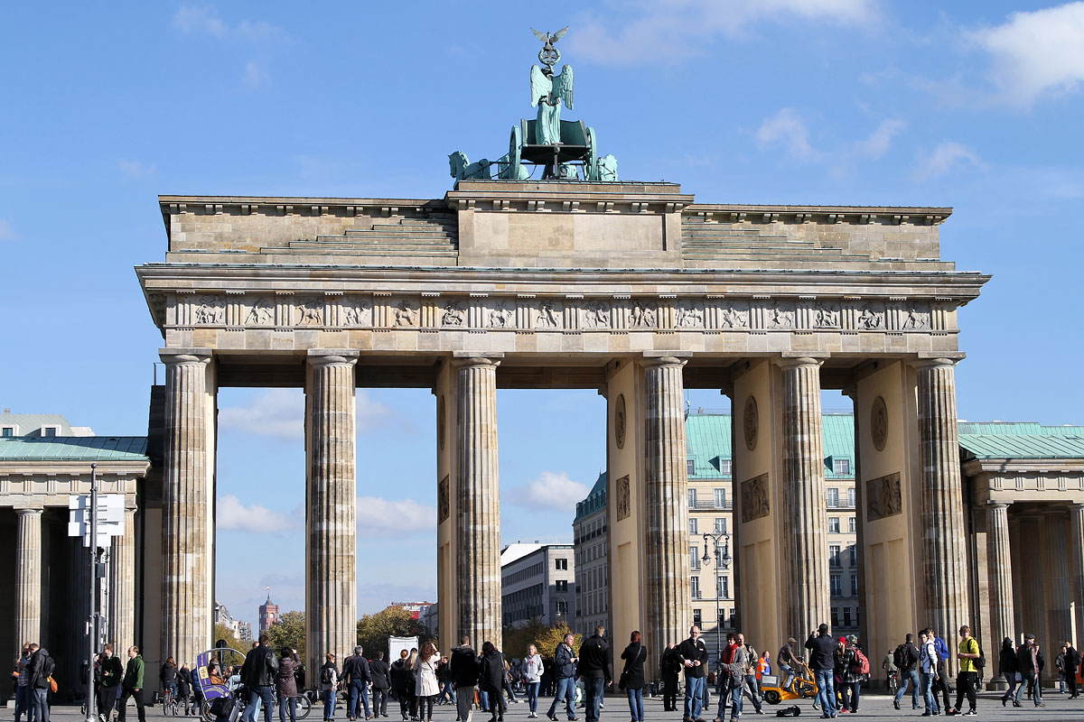 Von berlin. Brandenburger Tor зимой. Берлин достопримечательности Александар Пласс. Brandenburger Tor с флагом. Brandenburger Tor вертикально.