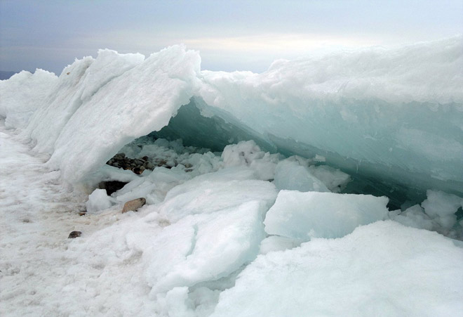 Лед на озере Байкал, зима