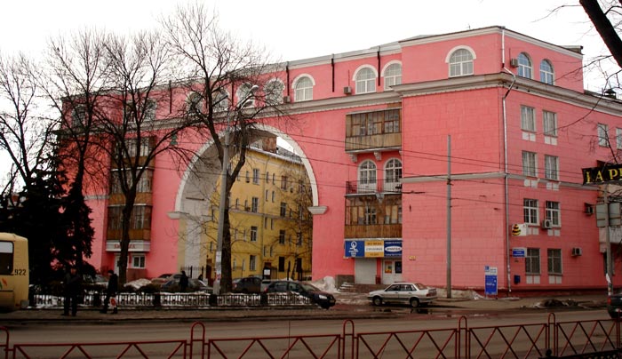 Дом с аркой на Красной площади стоит на месте бывшей Семеновской башни