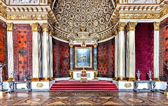 В Петровском Малом тронном зале Зимнего дворца