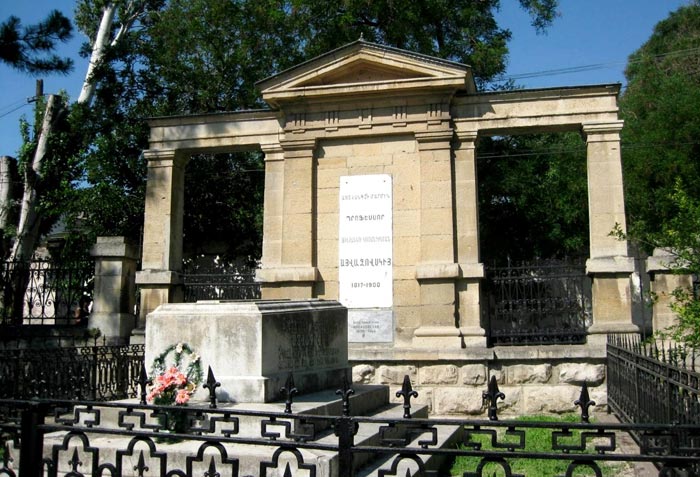 Могильный саркофаг И.Айвазовского на территории храма
