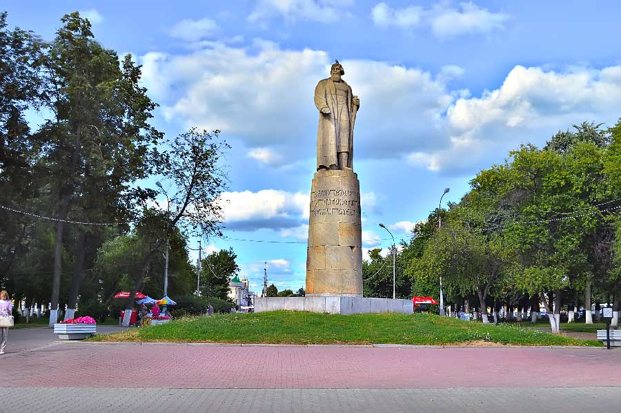 Современный памятник Ивану Сусанину в Костроме
