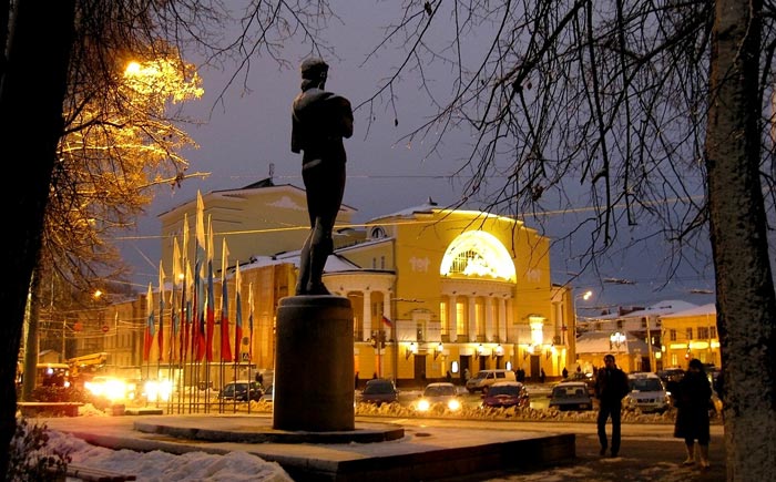 Памятник Федора Волкова смотрит на здание Драматического театра