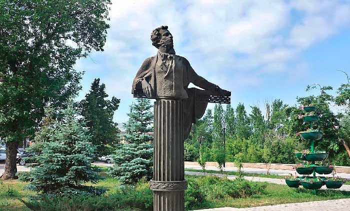 Памятник А.С.Пушкину в Пушкинском сквере Самары