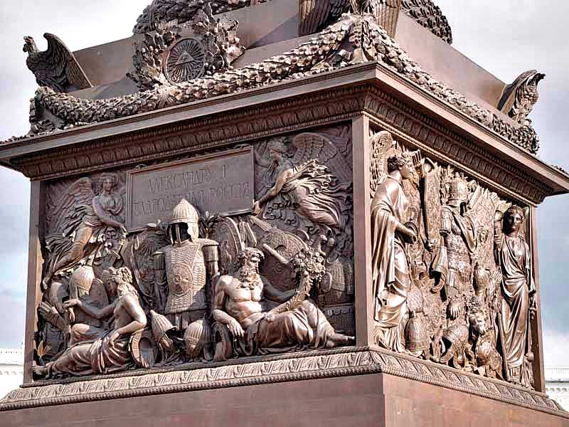 Барельеф пьедестала Александровской колонны на Дворцовой набережной