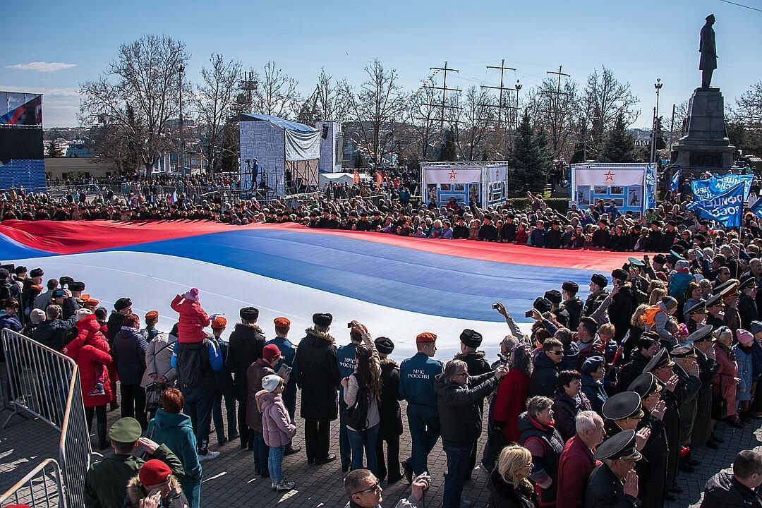 Новости севастополя сегодня свежие. Русская Весна площадь Нахимова. Празднование русской весны Севастополь. Севастополь куда сходить молодежи. Показ одежды русская Весна в Севастополе.