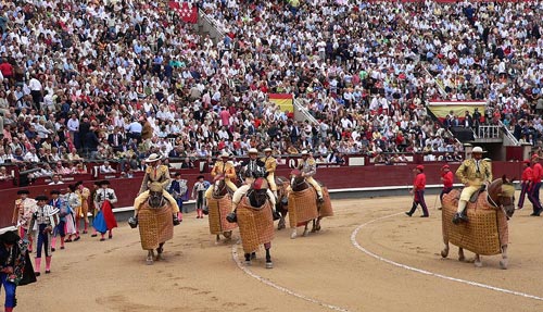 Шествие участников испанской корриды. Источник: wikipedia.org