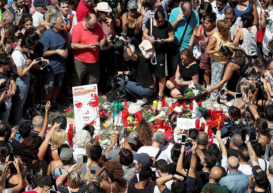 Люди приносят цветы к мемориалу памяти жертв теракта. Фото: REUTERS