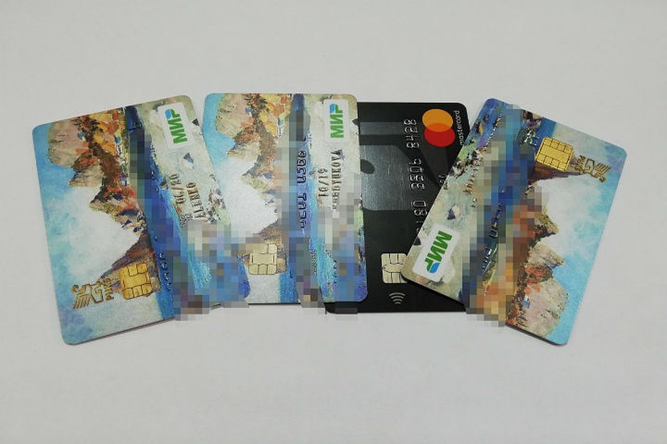 С декабря 2015 года в Крыму выпускают банковские карты "Мир", расчитаться которыми можно как на материке, так и за его пределами. Фото: Анастасия КУРДЮКОВА