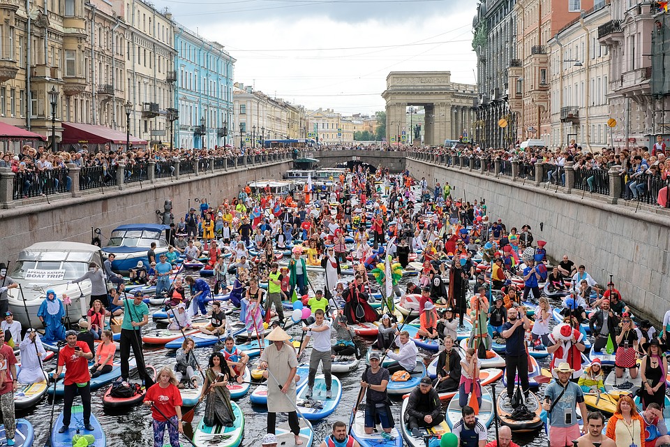 На канале Грибоедова собрались любители SUP-серфинга. Фото: Артем КИЛЬКИН