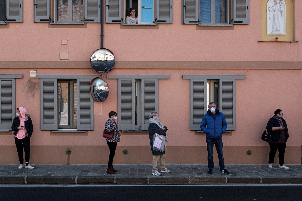 Итальянцы ждут автобуса, стараясь держаться друг от друга на безопасном расстоянии. Фото: REUTERS