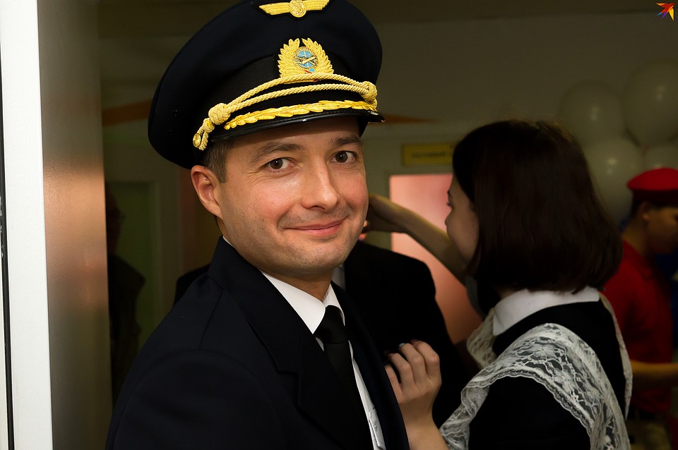 Экипаж пилота Дамира Юсупова побывал в петербургской школе. Фото: Олег ЗОЛОТО
