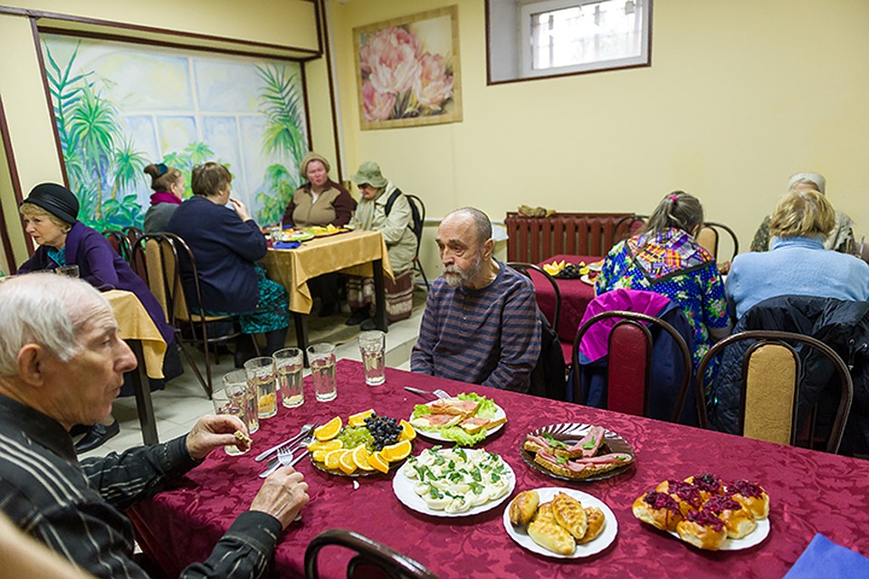 За первые два дня в «Добродомике» бесплатно пообедали больше 400 пенсионеров. Фото: Олег ЗОЛОТО